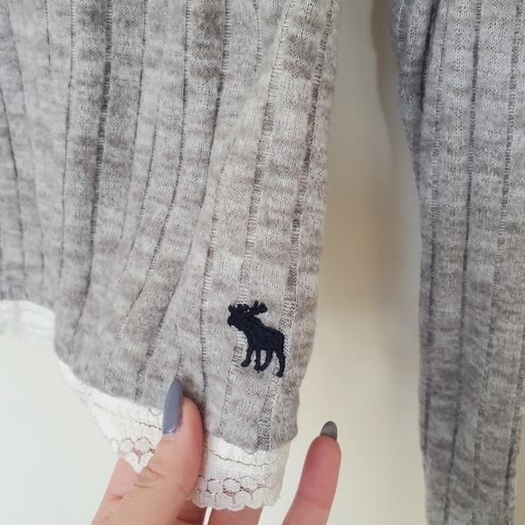 Abercrombie Kids Ribbed Grey Sweater with Twisted Back - Picture 3 of 11